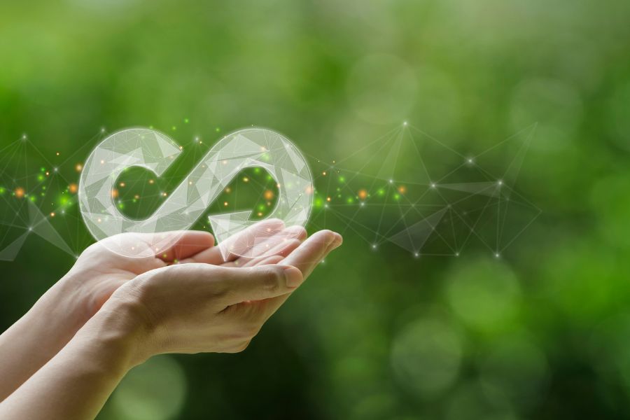 imagen de dos manos sosteniendo una ilustración que simboliza la economía circular